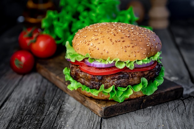 木のテーブルに新鮮なおいしいハンバーガー