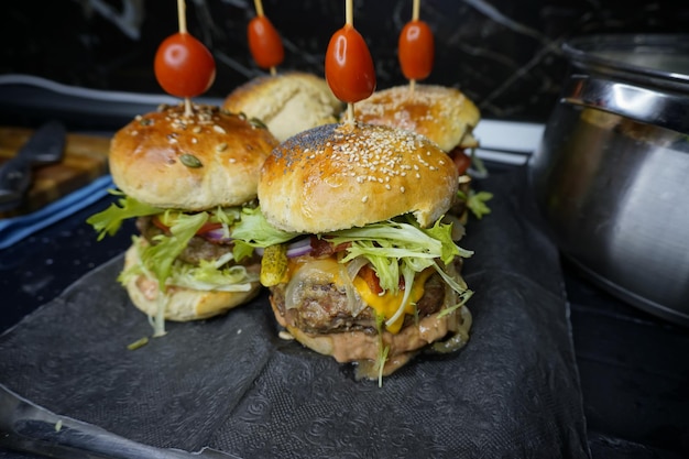 Photo fresh tasty burgers on black napkin