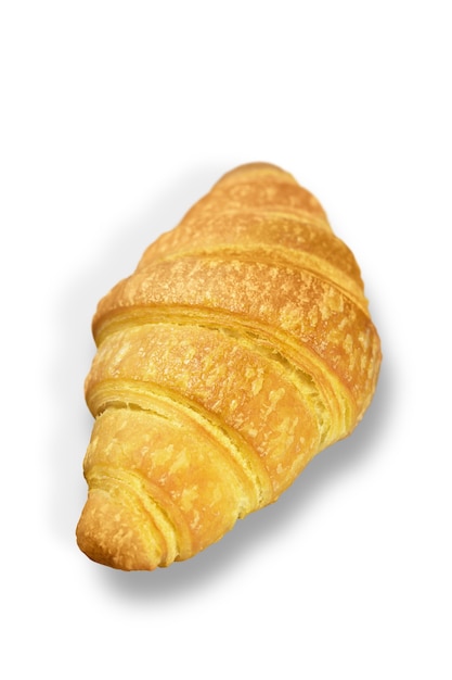 Croissant fresco e gustoso su sfondo bianco