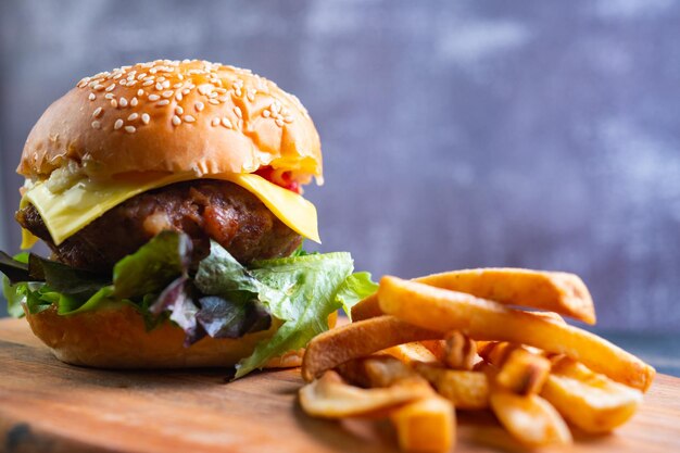 Photo fresh tasty homemade hamburger with fresh vegetables lettuce tomato cheese