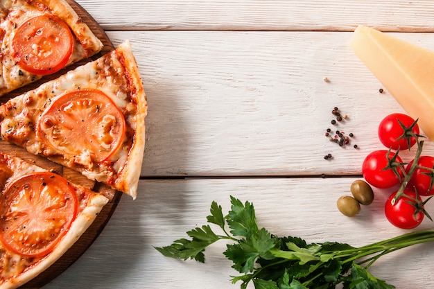Pizza italiana gustosa fresca. sfondo di fast food