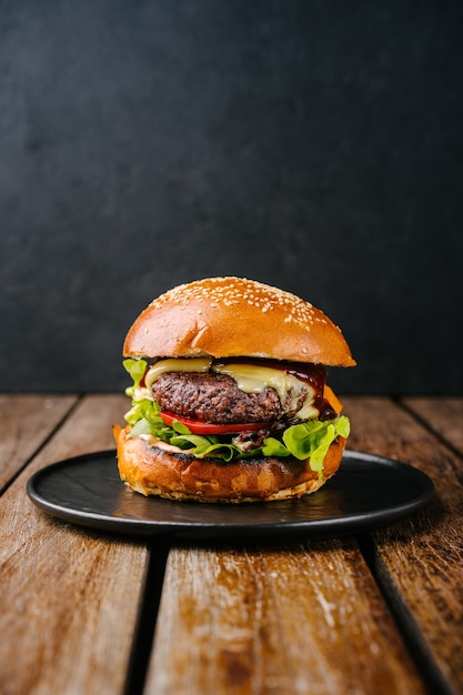 Photo fresh tasty meat free burger on wooden table