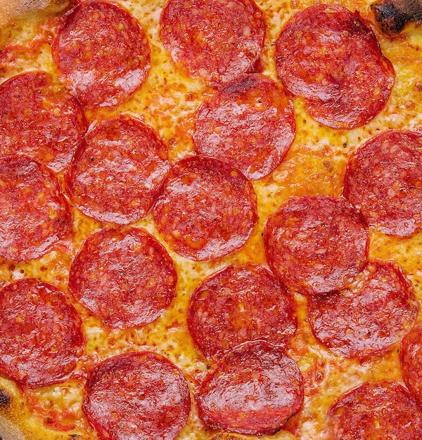 페퍼로니 근접 촬영을 곁들인 신선한 맛있는 피자