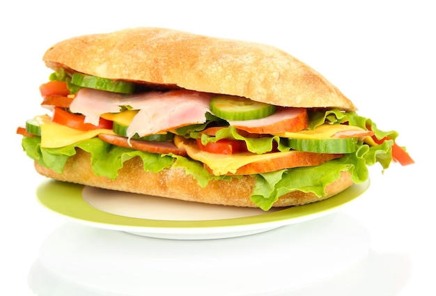 Panino fresco e gustoso con prosciutto e verdure isolate su bianco