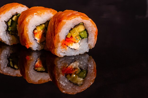 Sushi freschi e gustosi su sfondo scuro