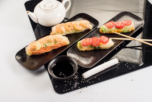 Свежие вкусные спринг-роллы суши с курицей и креветками. Японская кухня