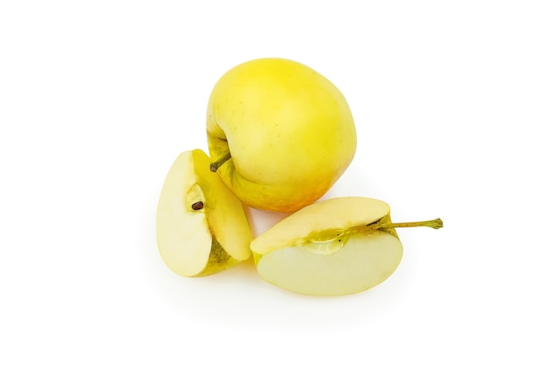 Свежие и вкусные желтые яблоки с ломтиками, изолированные на белом