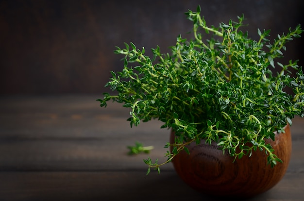 Photo fresh thyme on wooden background.