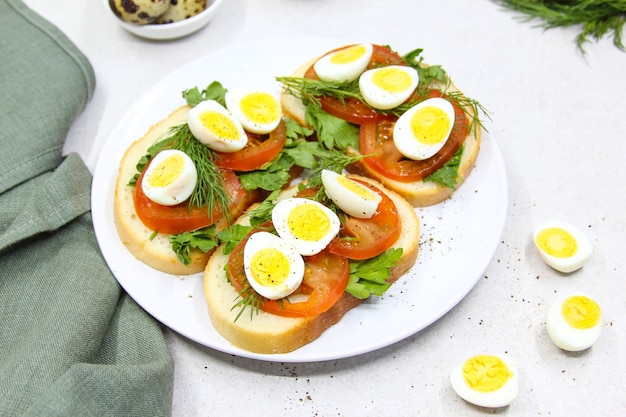 写真 ウズラの卵のトマトと緑のハーブと新鮮なトーストサンドイッチクローズアップ上面図