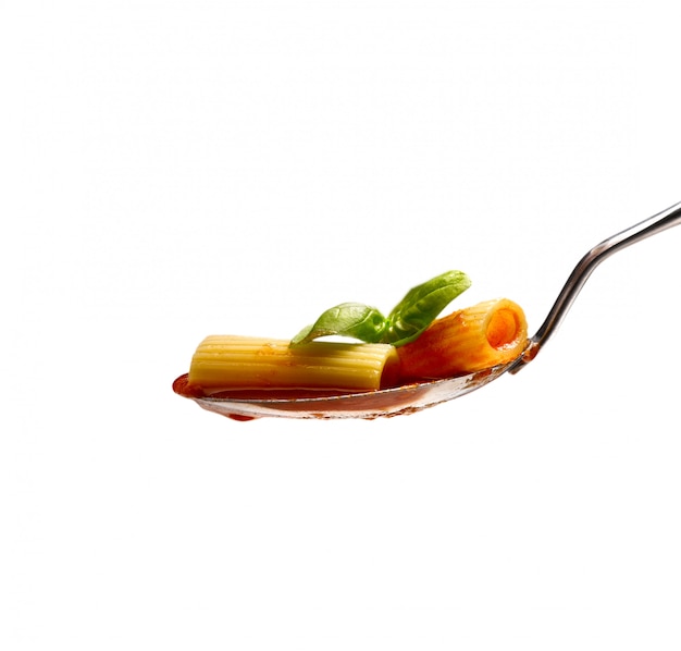свежий томатный соус с базиликом и паста