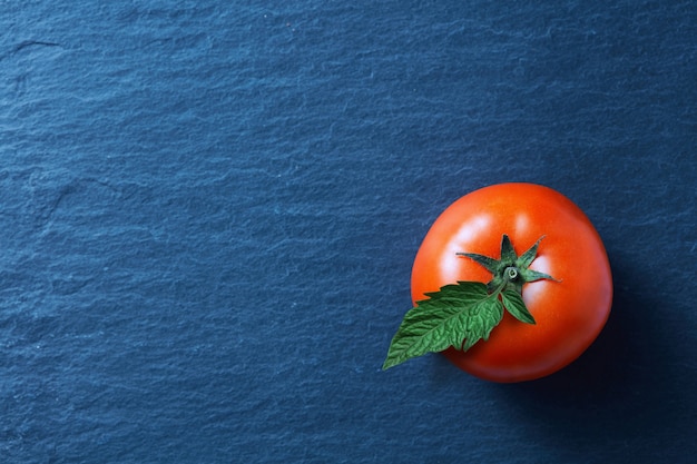 Pomodoro fresco sul tavolo blu