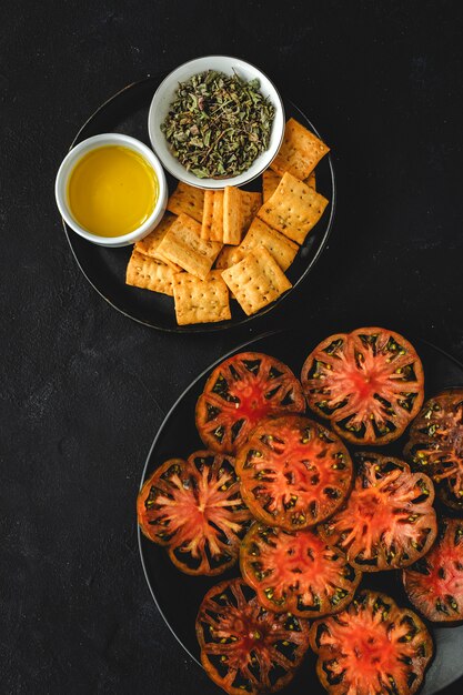 올리브 오일과 신선한 토마토 카르 파치 오