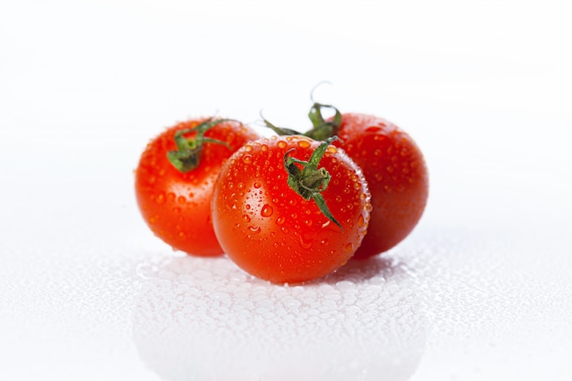 白で隔離されるフレッシュトマト