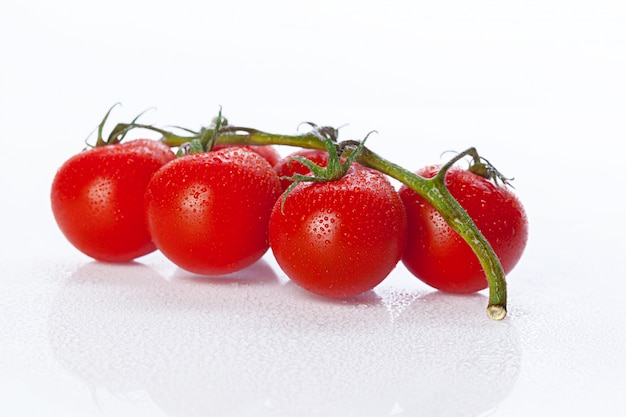 Pomodoro fresco isolato su bianco