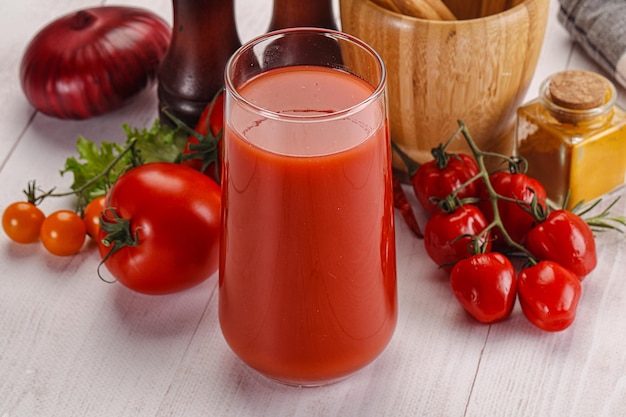 Foto succo di pomodoro fresco nel bicchiere