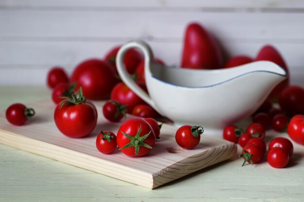 Pomodoro fresco per ketchup su fondo di legno