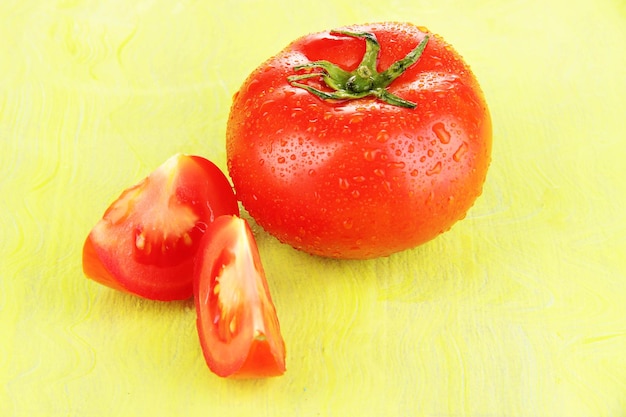 写真 木製の背景の色に新鮮なトマト