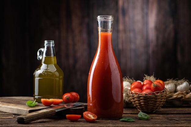 Salsa e succo di pomodoro fresco su un fondo di legno