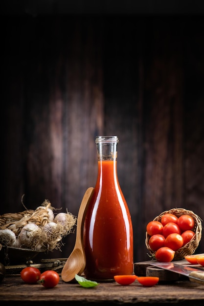 Свежий томатный соус и сок на деревянном фоне