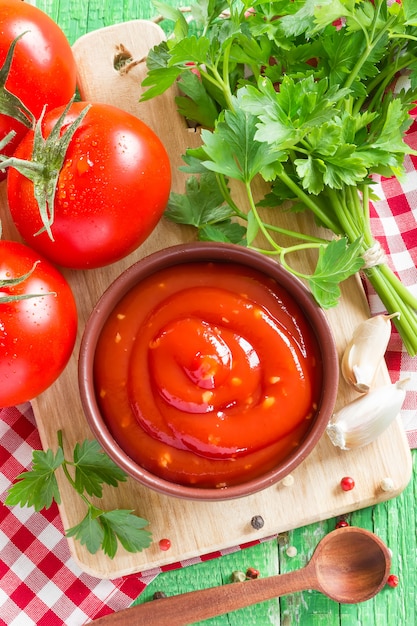 Foto salsa al pomodoro fresca su una tavola