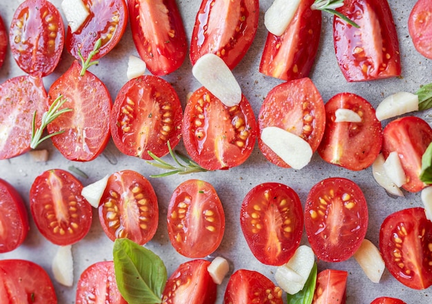 写真 ハーブ付きの新鮮なトマトスライス 自家製 乾燥トマト ベーキングトレイ