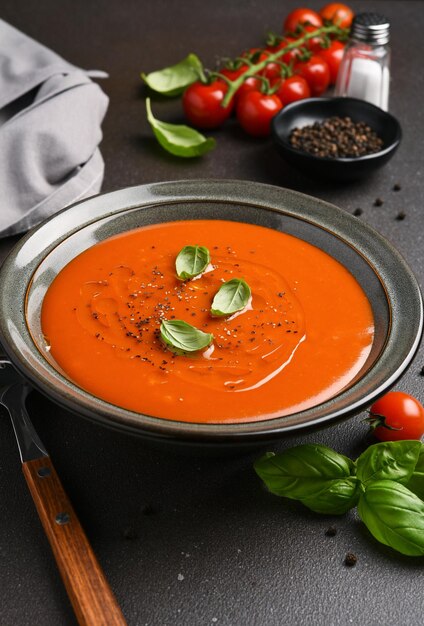 신선 한 토마토 수프 가즈파초 와 어두운 배경 에 바실리