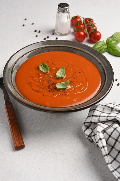 신선 한 토마토 수프 가즈파초 와  바탕 에 바질