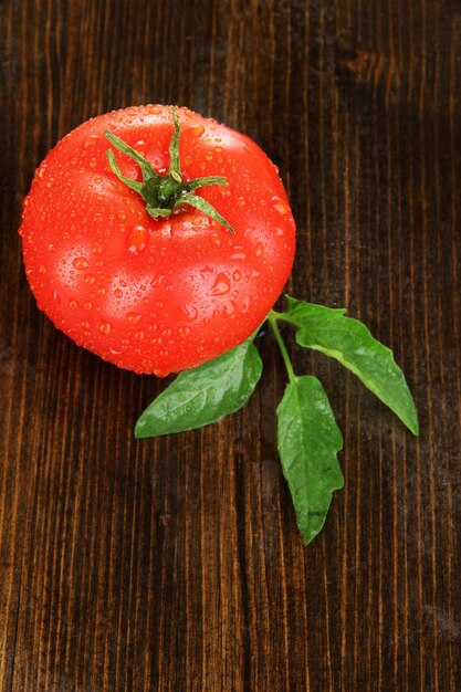 Foto pomodoro fresco su fondo in legno