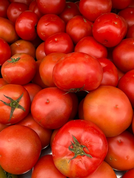 시장에서 신선한 토마토 농업