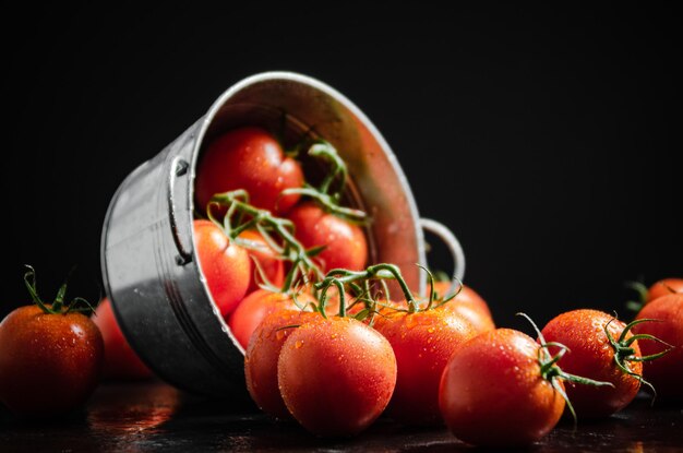 Photo fresh tomatoes on a black table