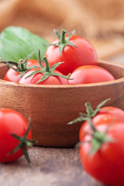 Pomodori freschi.pomodori freschi in un piatto su uno sfondo scuro.