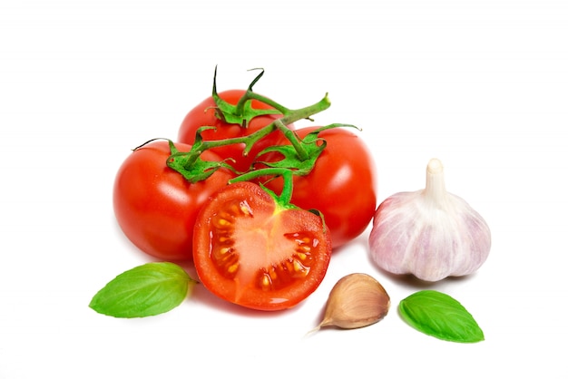 Pomodori freschi ed aglio isolati