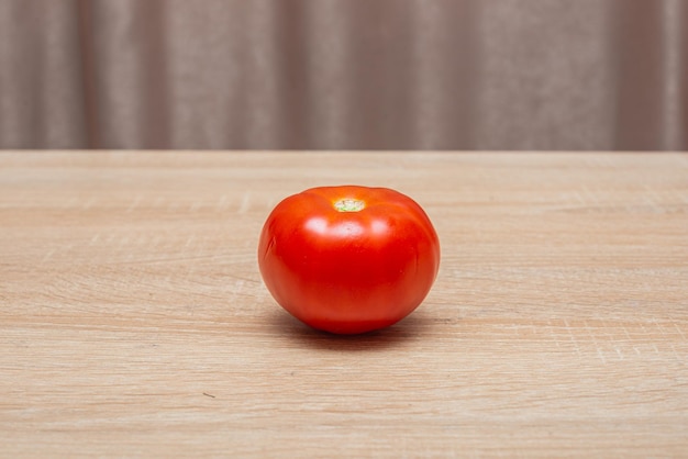 Фото Свежие помидоры на деревянном столе