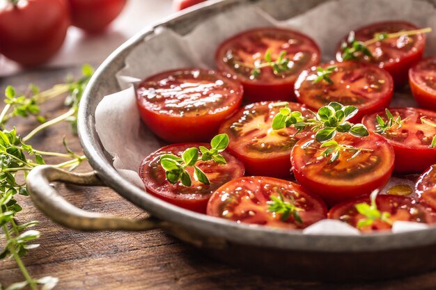 Photo fresh tomatoes in pan ready to dry or roasted.