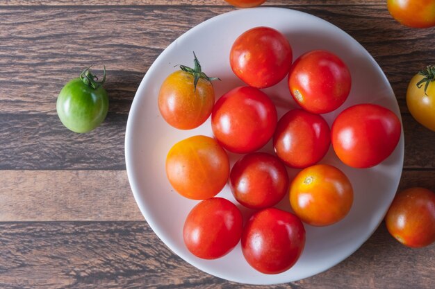 테이블에 접시에 신선한 토마토