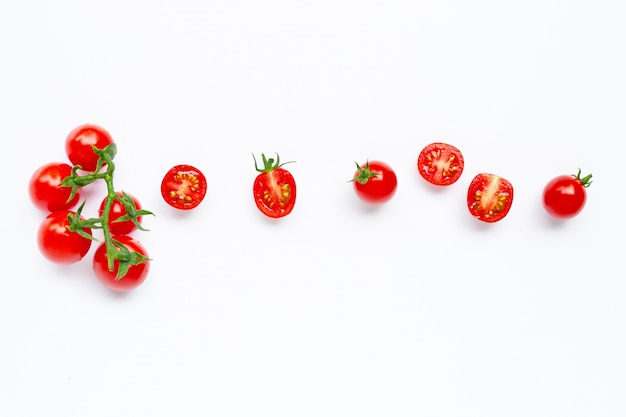 사진 신선한 토마토, 전체 및 절반 잘라 화이트에 격리.