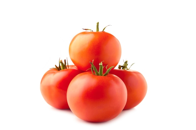 Pomodori freschi con foglie verdi isolati