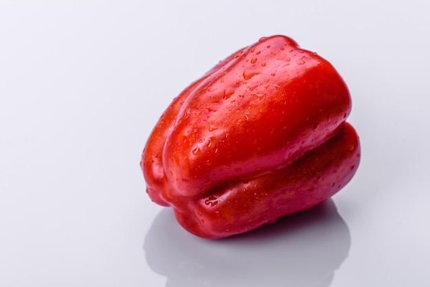 Фото Свежий рваный красный сладкий перец из осеннего урожая
