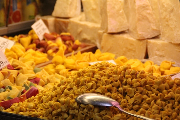 Свежие тортеллини по весу свежие продукты магазинные кусочки пармезанского сыра