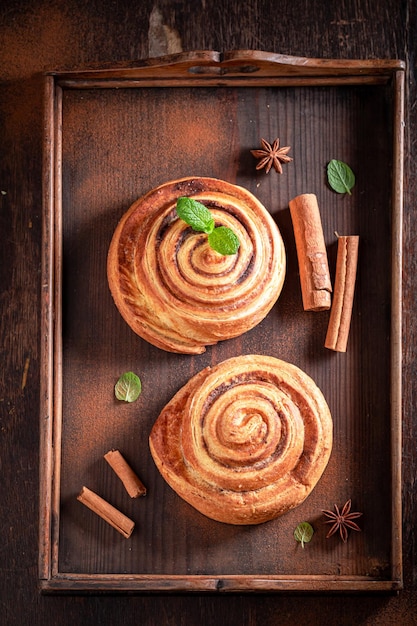 Photo fresh and traditionally cinnamon rolls as swedish dessert