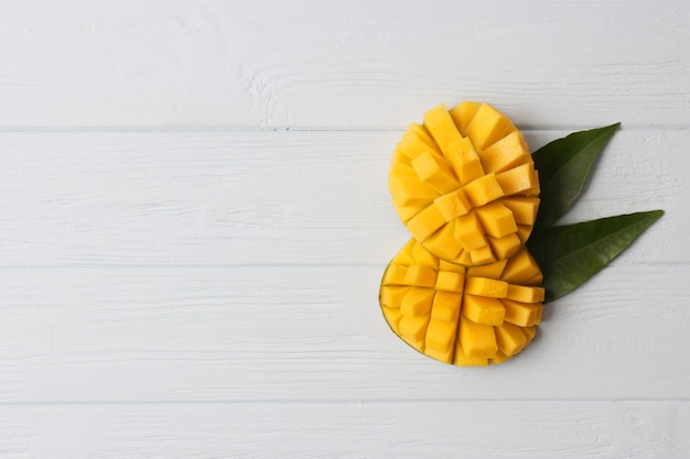 Frutta tropicale fresca del mango sulla vista superiore del fondo di legno. foto di alta qualità