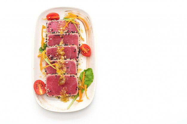 fresh tuna raw with spicy salad sauce