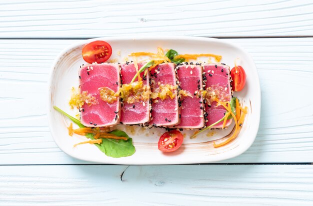 fresh tuna raw with spicy salad sauce