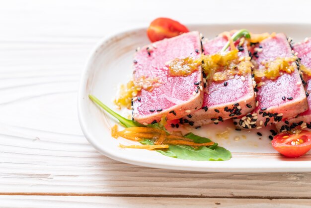 fresh tuna raw with spicy salad sauce