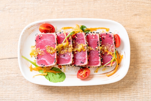 fresh tuna raw with spicy salad sauce