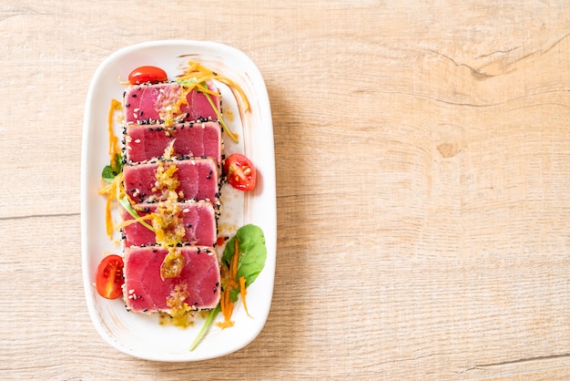 fresh tuna raw with spicy salad sauce