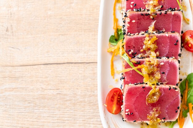 fresh tuna raw with spicy salad sauce