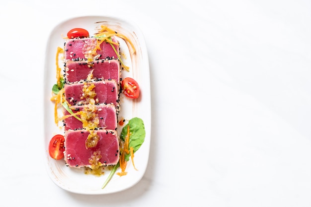 fresh tuna raw with spicy salad sauce