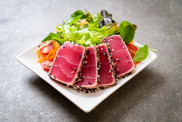 Photo fresh tuna raw with vegetable salad