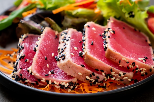 Photo fresh tuna raw with vegetable salad